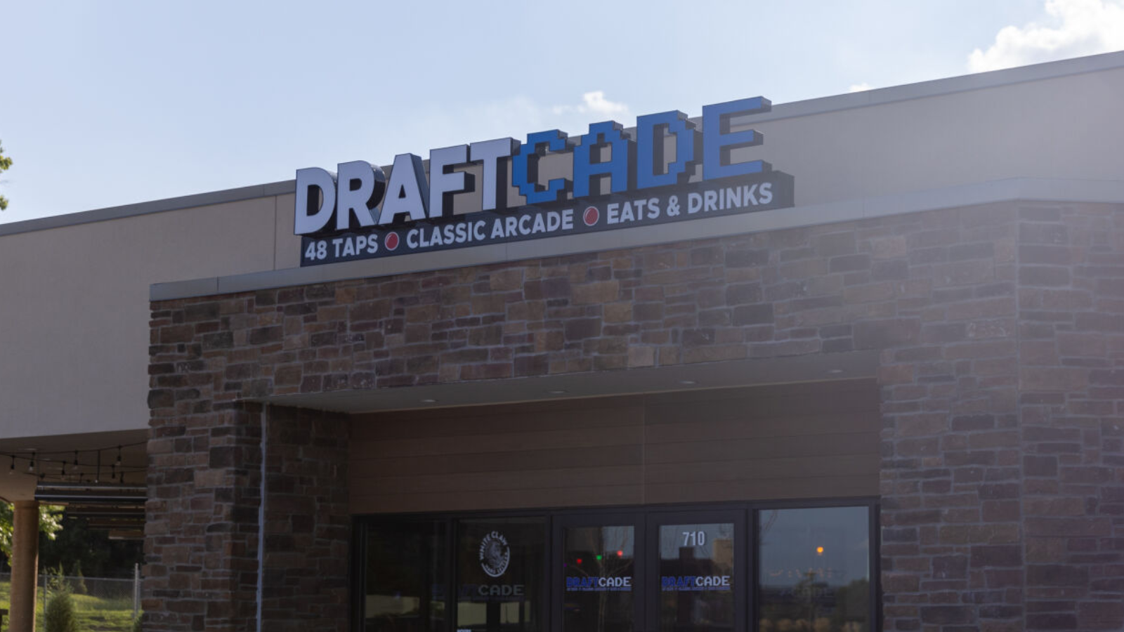 Draftcade, a retro-gaming arcade, bar and restaurant, opens in west Omaha